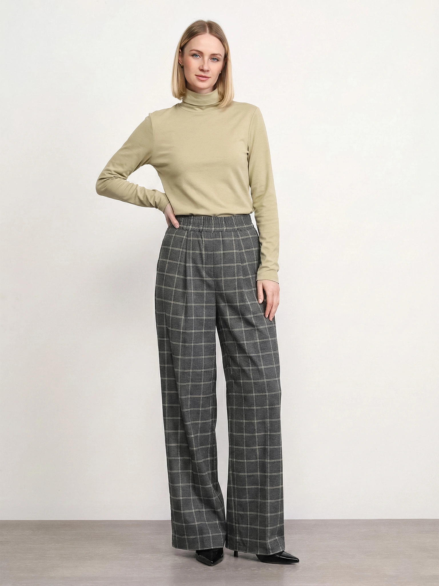 Брюки серого цвета в клетку 